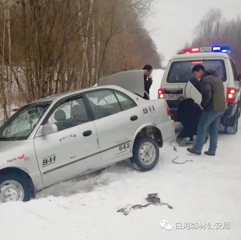 基层动态 | “假警车”雪天爆胎掉沟 “真警车”变身拖车救助