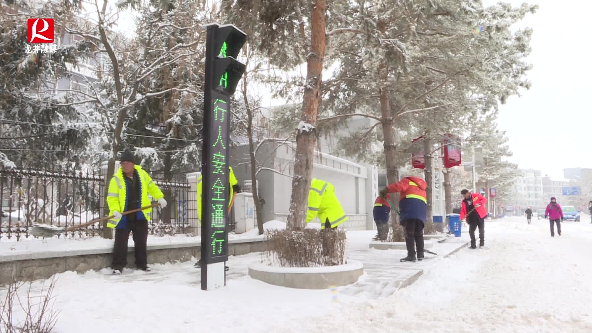 我市主干道积雪基本清理完毕