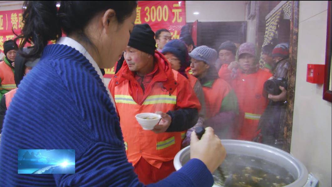 爱心早餐温暖 环卫工人