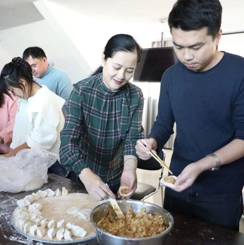“爱心饺子”让贫困户暖身又暖心  ——长白山开发区纪检监察工委机关党支部开展“迎新年献爱心 包饺子送温暖”活动