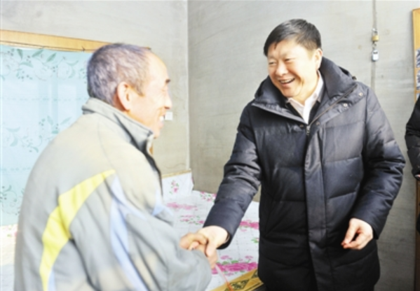 吉林市市长贺志亮到舒兰市走访慰问包保贫困户 送温暖送祝福 坚定信心迈向全面小康
