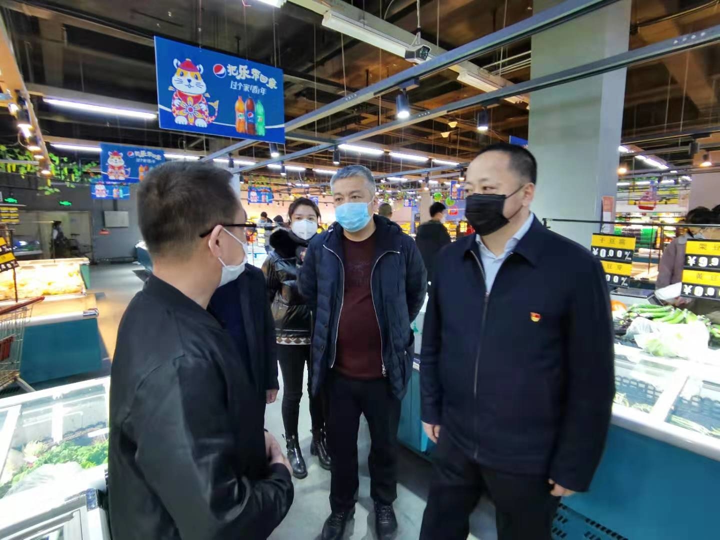 县委书记张恒深入县内人员密集场所检查疫情防控工作