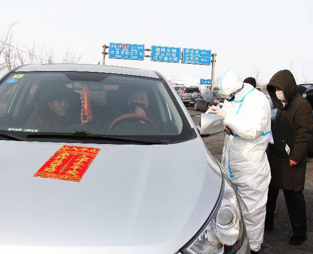 东辽县泉太镇六马村：卡点防控忙喇叭声远扬