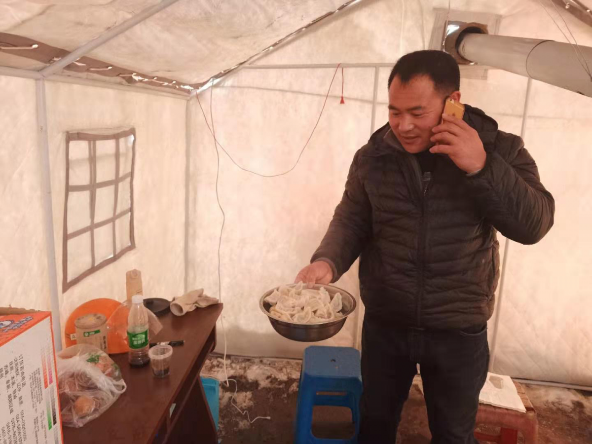 感动：靠山镇村民为疫情防控工作人员送饺子
