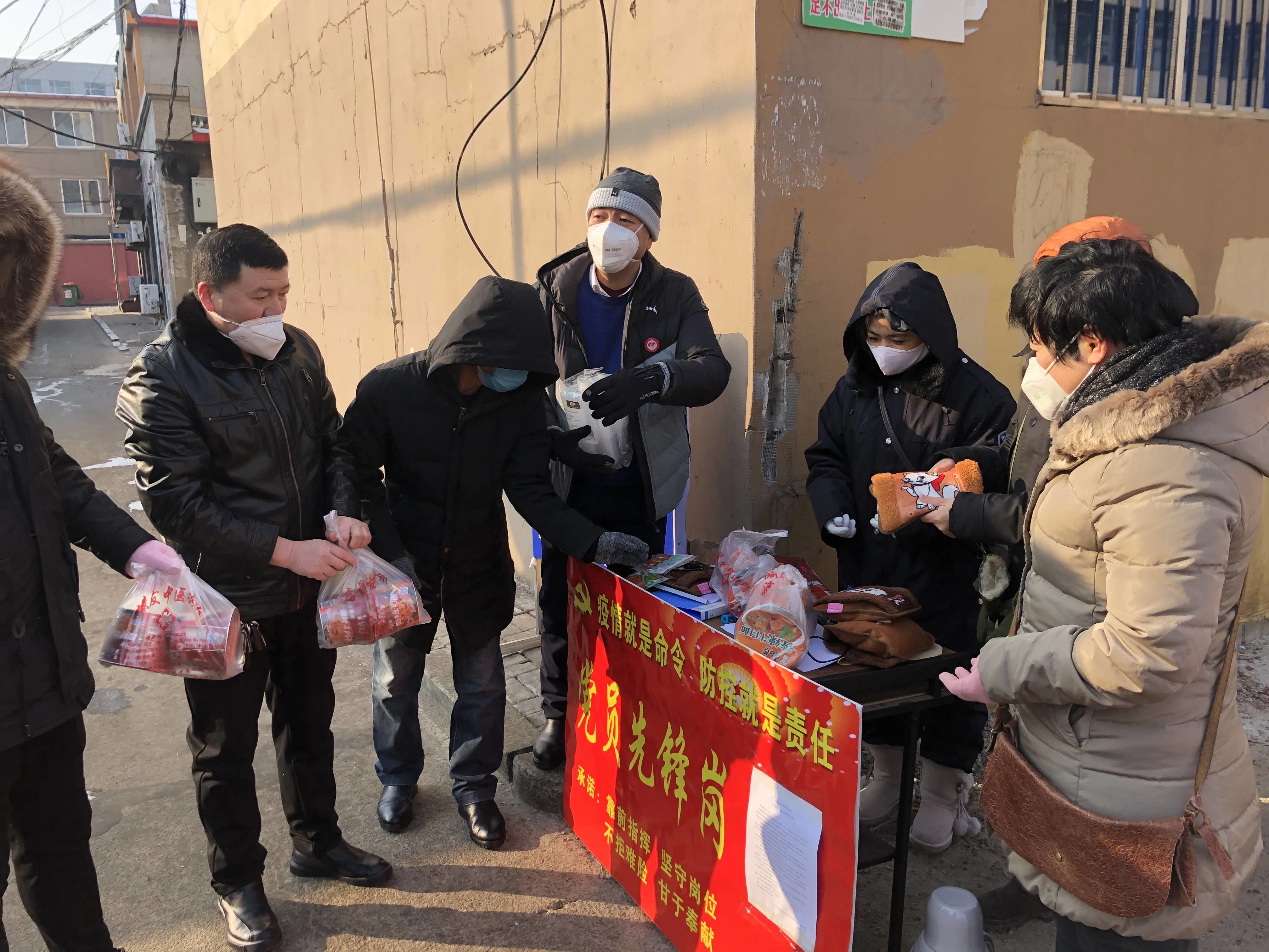 【打赢疫情防控阻击战】九三学社东丰支社捐赠防护保暖物资   助力一线抗“疫”