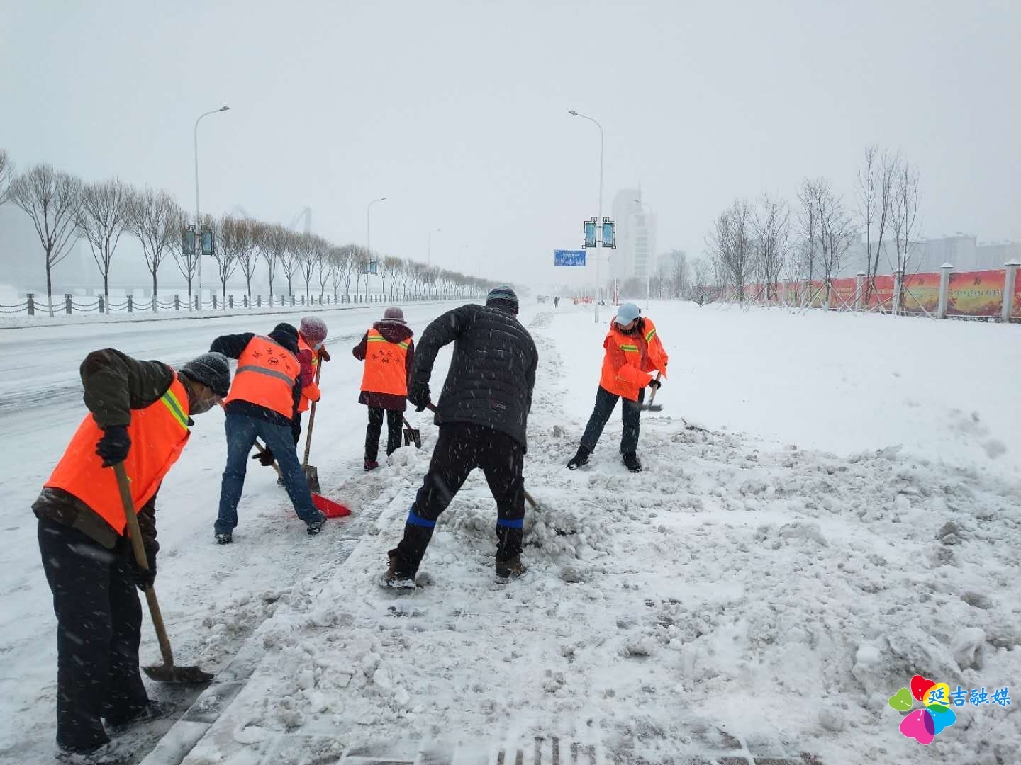 延吉城管：及时进行清雪 保证市内交通畅通