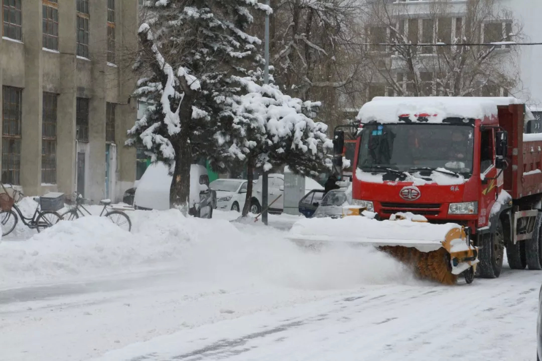 【清雪】凌晨清雪设备上路 龙井雪夜奋战保畅通