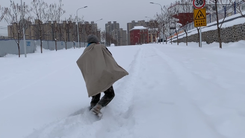 快递小哥你行走在雪中的样子，让人心疼又感动！