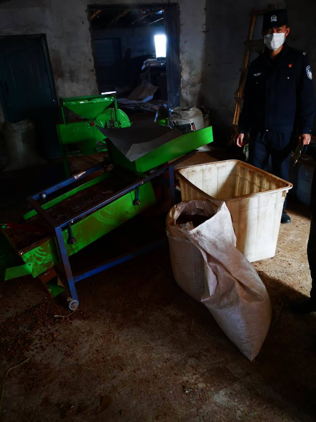 珲春边境管理大队马川子派出所防疫期间捣毁一食品加工窝点