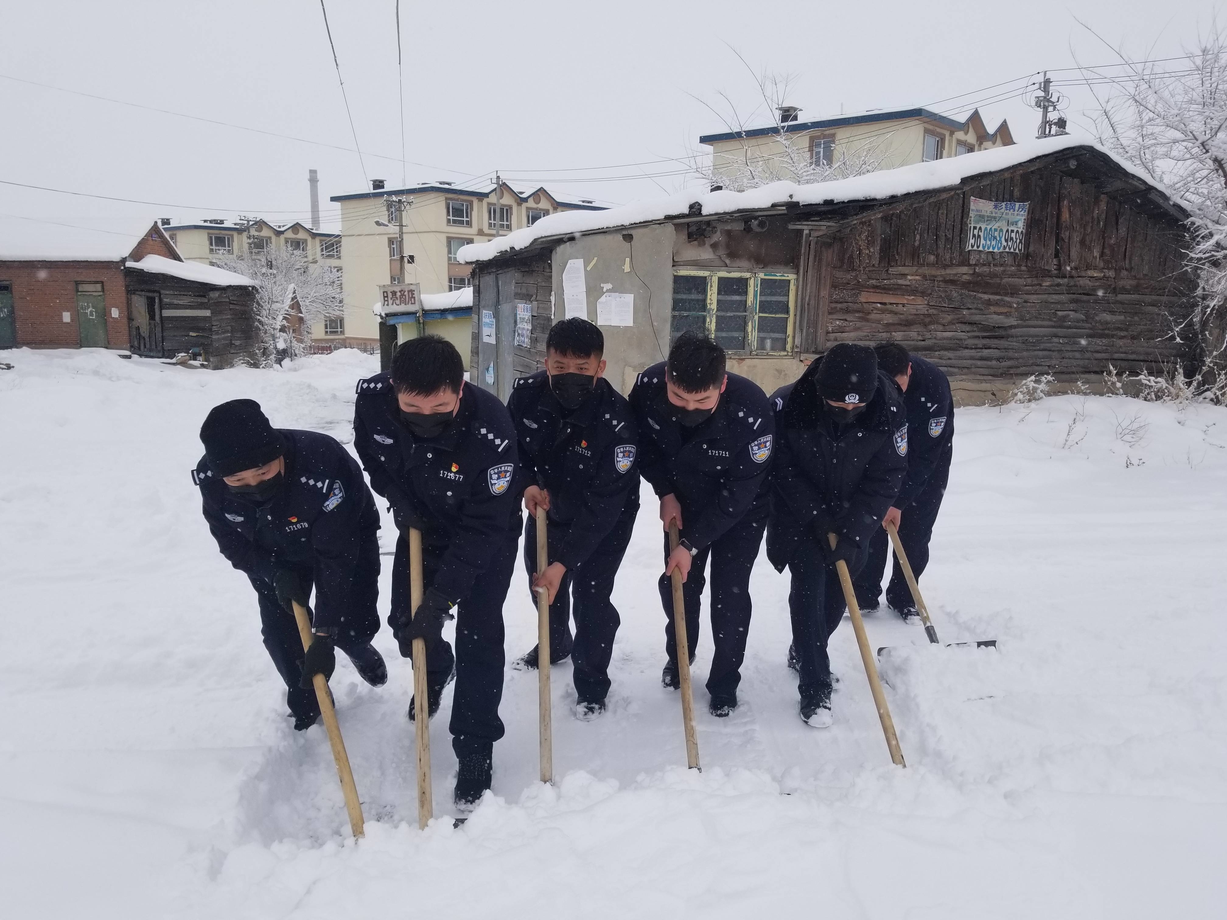 【龙井在行动】龙井市南山民警清理积雪 确保行人顺畅通行