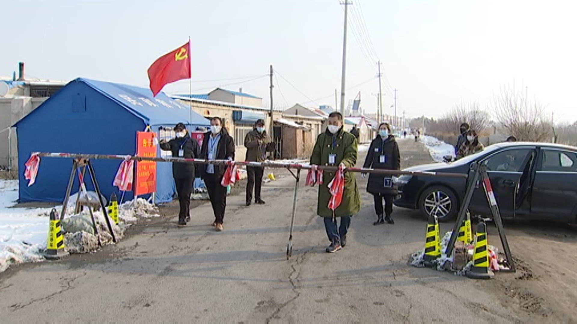 铁路南道口和东圃路卡点：严格管控防输入 克服困难守防线