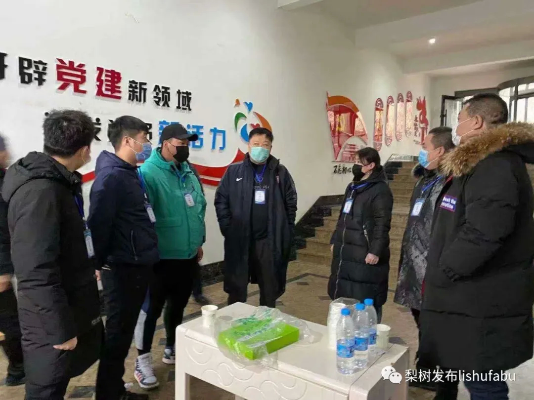 居民送锦旗致谢县住建局值守美颐佳业卡点人员