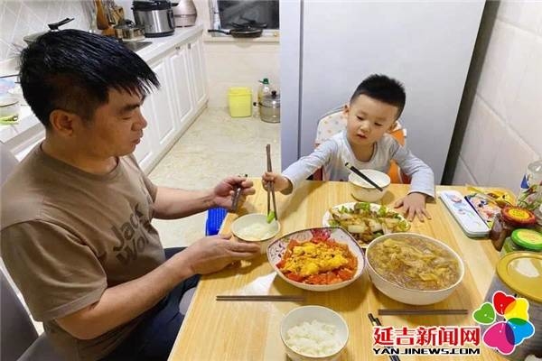 新蕾幼儿园倡导文明餐桌“筷”乐行动