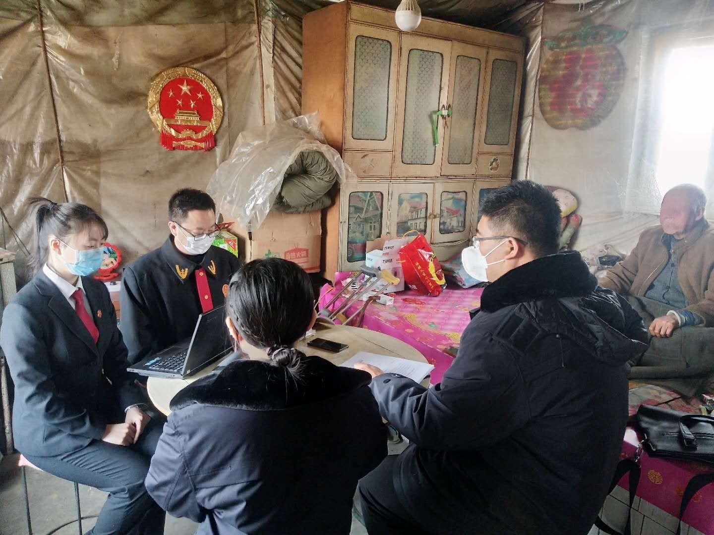 东丰县人民法院：背着国徽进农家