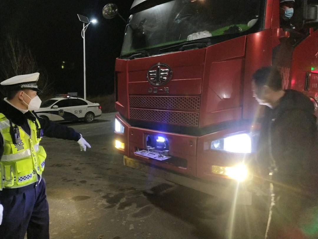 大货车：装翻牌器、加灯、反光标识不清，交警蜀黍：记12分、罚款，安排上！