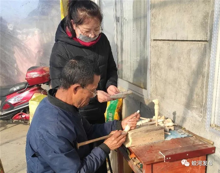 吉林日报彩练新闻推送蛟河市贫困户在家忙雕刻，这个村防疫增收两不误的新闻