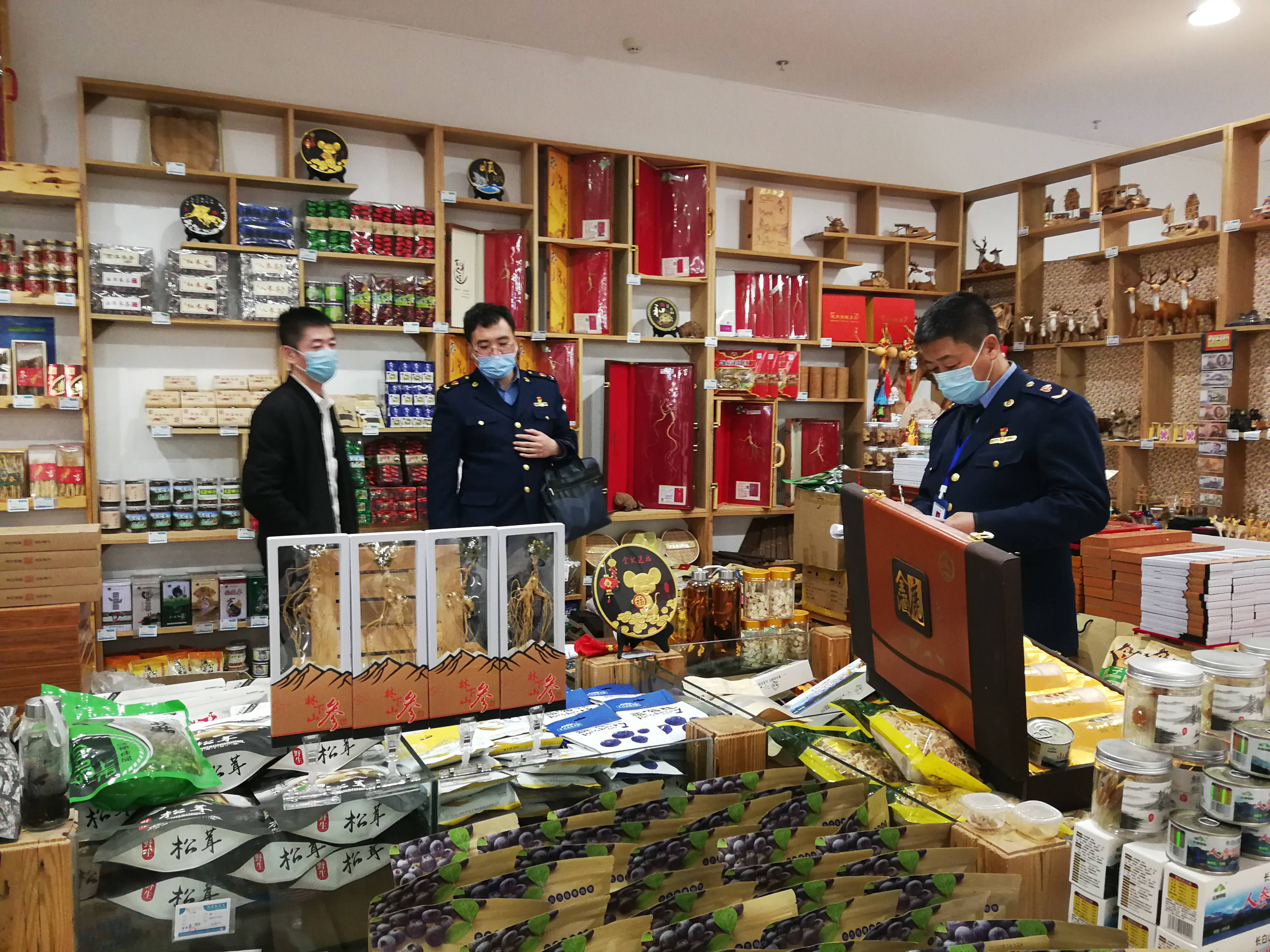 长白山市监局池西分局开展知识产权及打击假冒伪劣专项行动