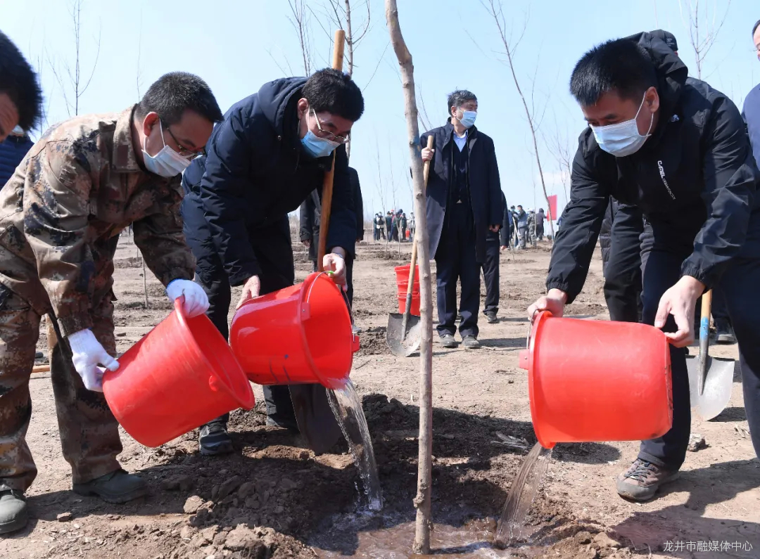 巴音朝鲁：践行绿水青山就是金山银山理念 让吉林大地绿起来美起来富起来