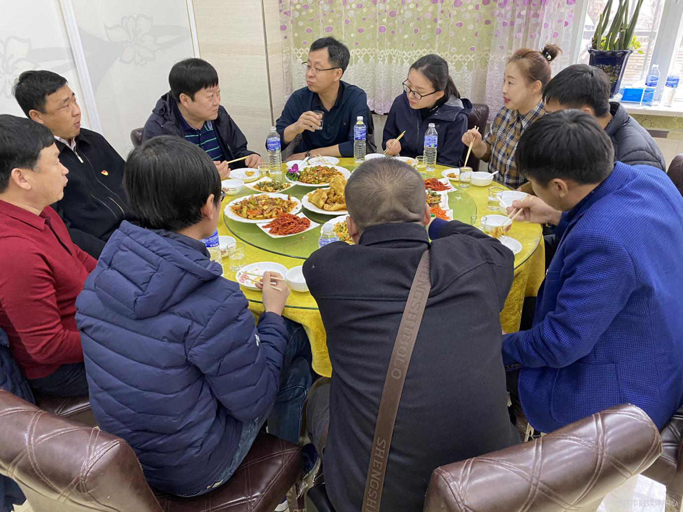 【融媒快讯】龙井市安民街道机关干部携手消费 支持本地餐饮企业共克时艰