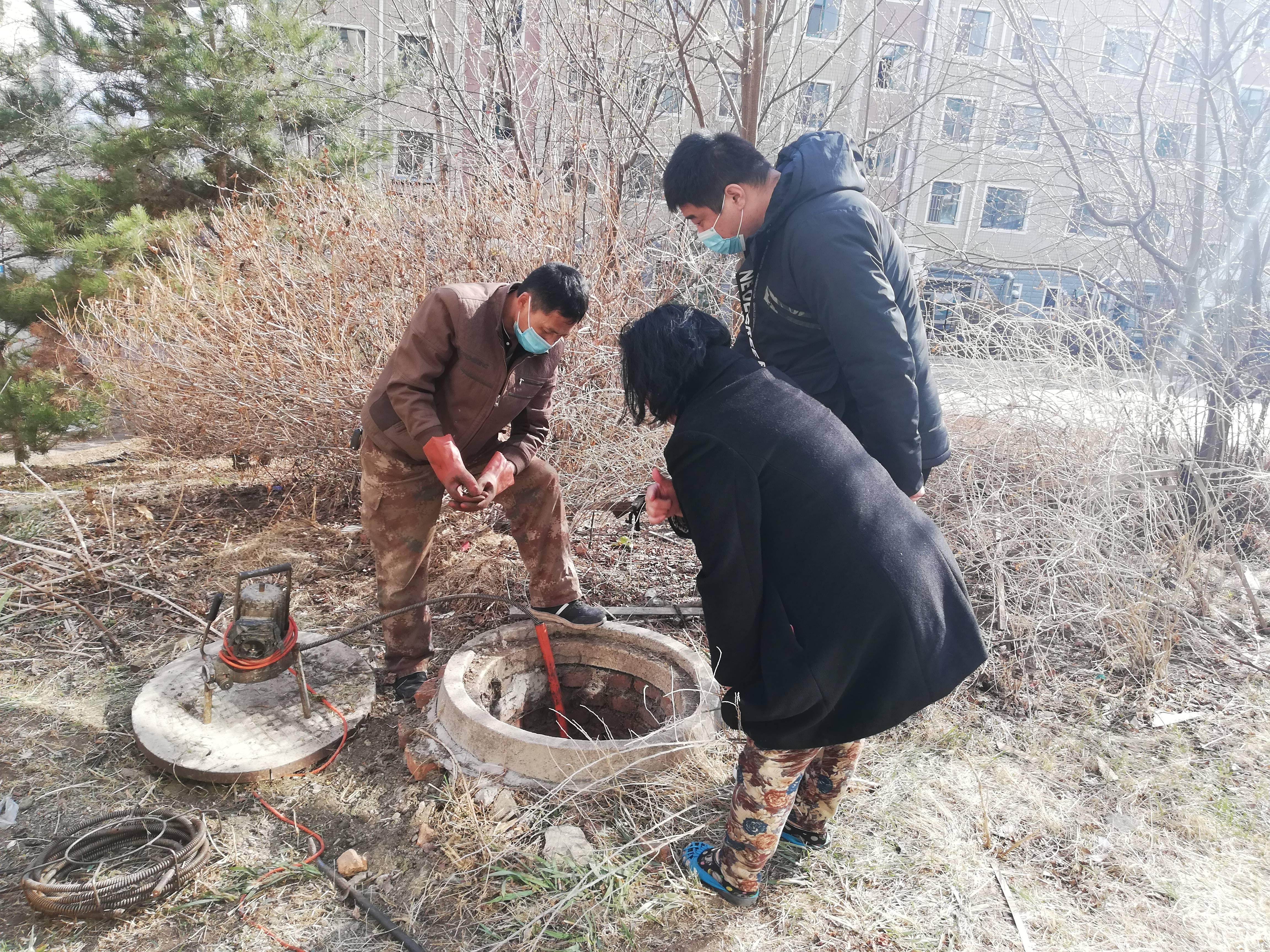 社区疏通下水道 解决居民烦心事