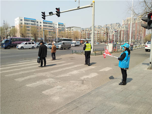 北山街道文明劝导 为创城助力添彩