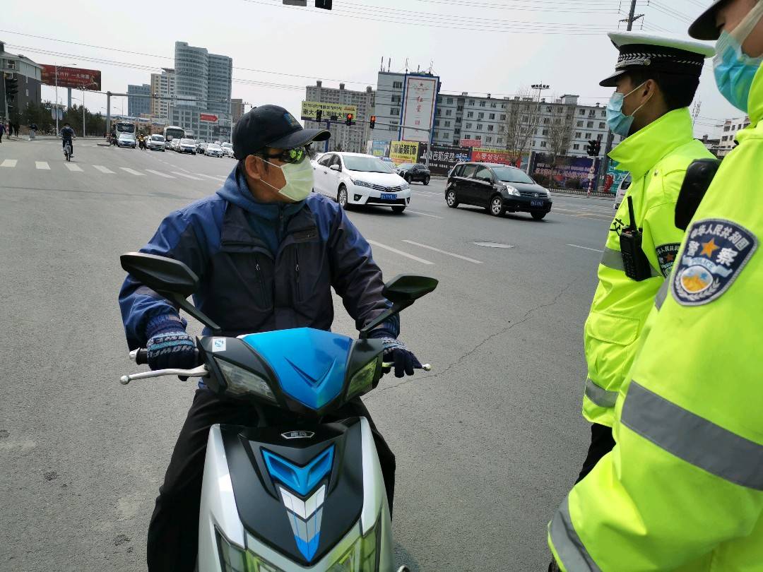 延吉交警严查摩托车各类违法行为