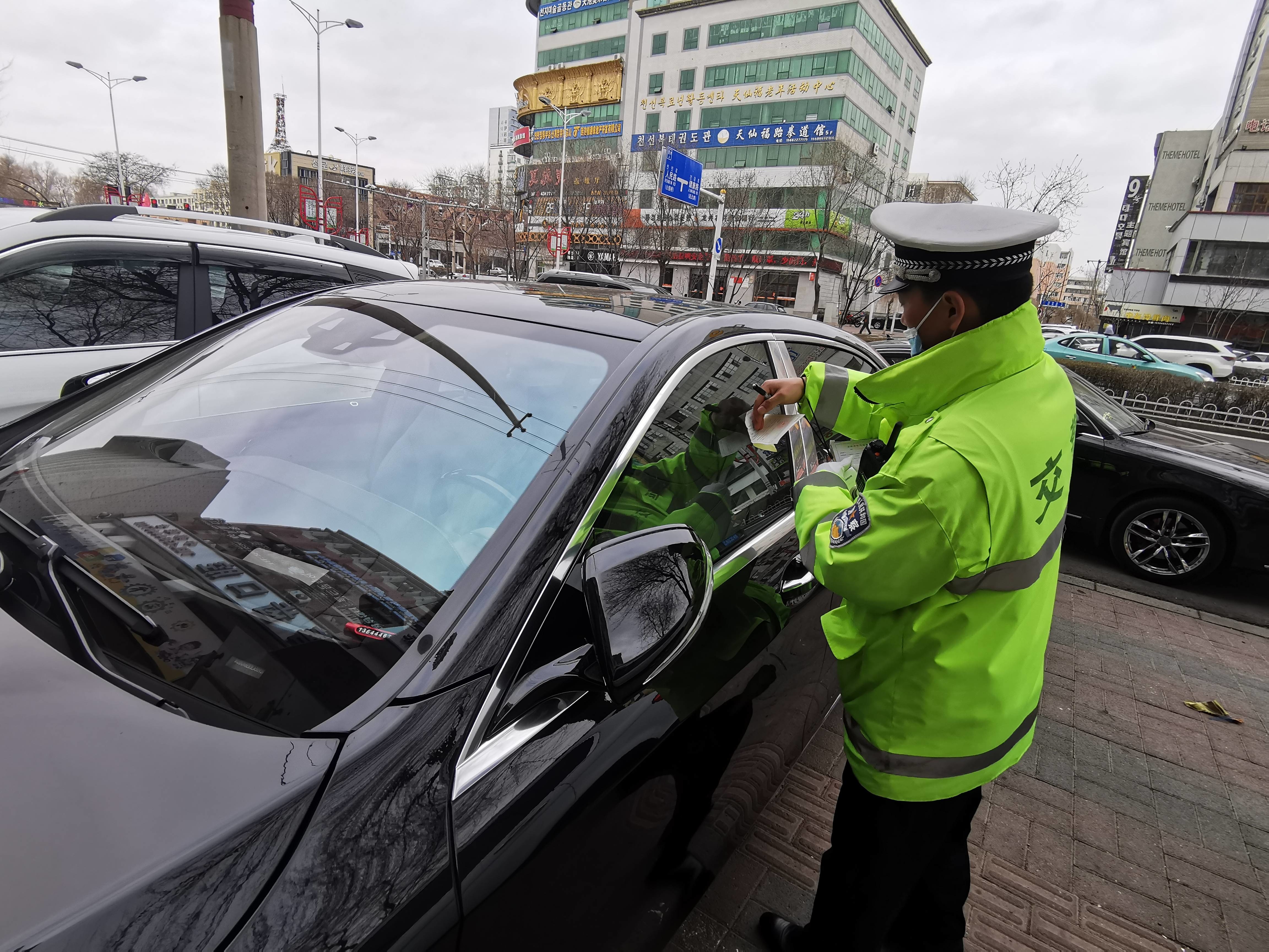 延吉交警整治违停乱象 助力创城