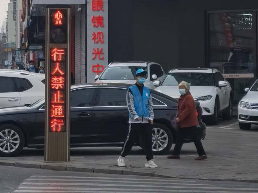 城建集团：蓝马甲在行动 积极参与创城行动