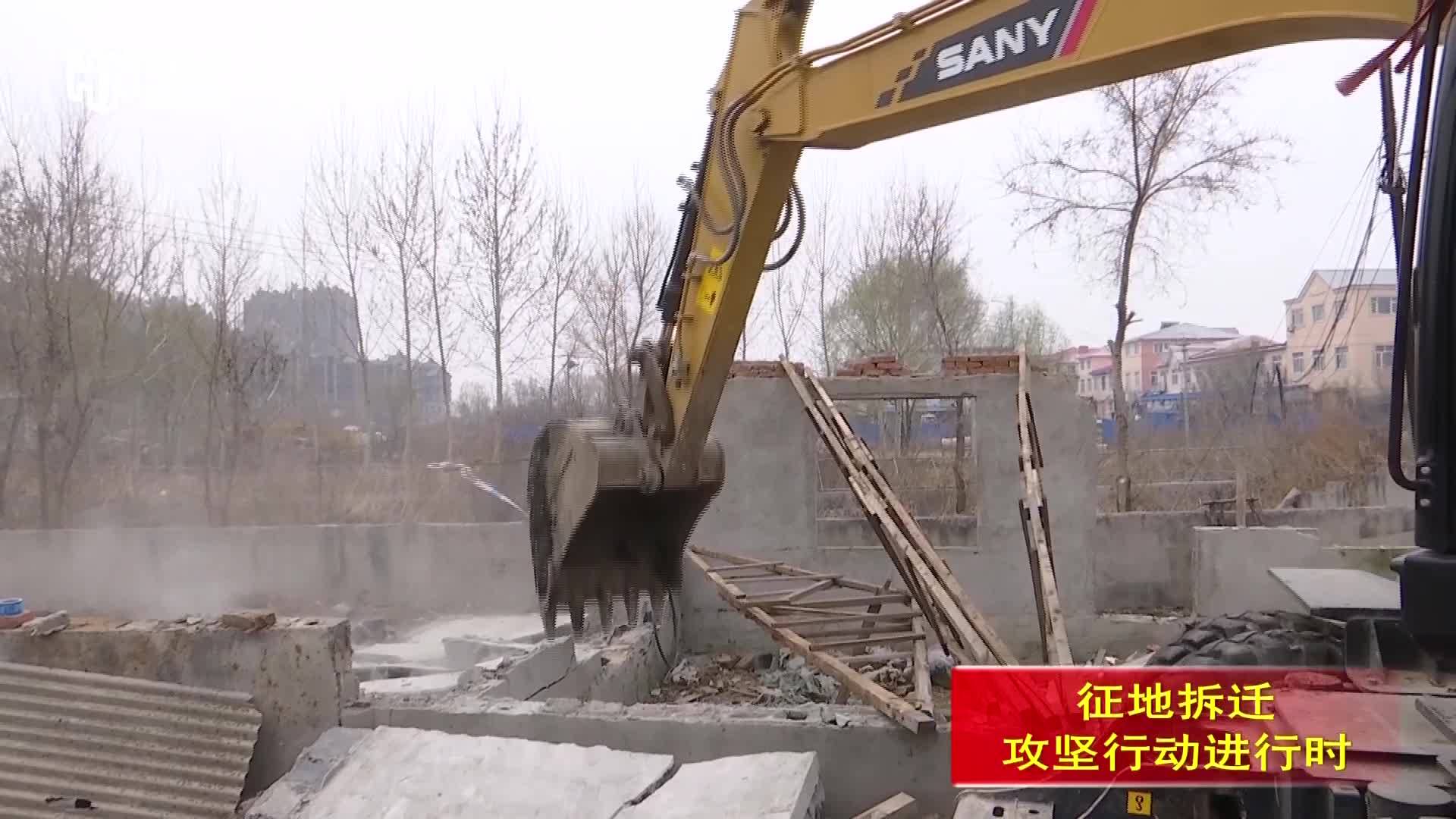 辉南县城管局全力拆除违法建筑