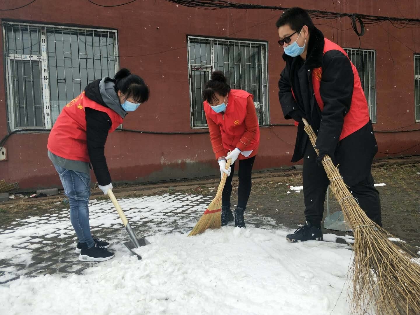 公主岭市岭东街道黄龙社区开展志愿服务清扫活动