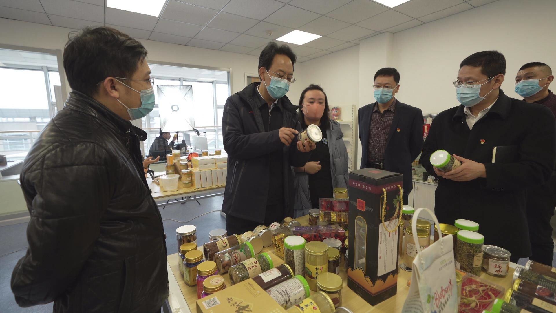 陈鸿罡调研我区电子商务创业孵化园及生态产品产业