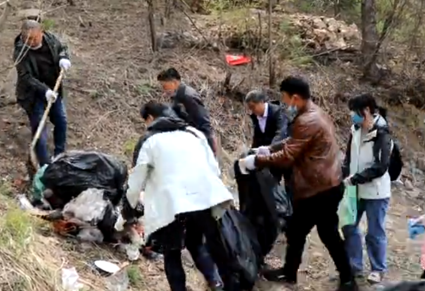 集安市融媒体中心庆“五一”登山活动