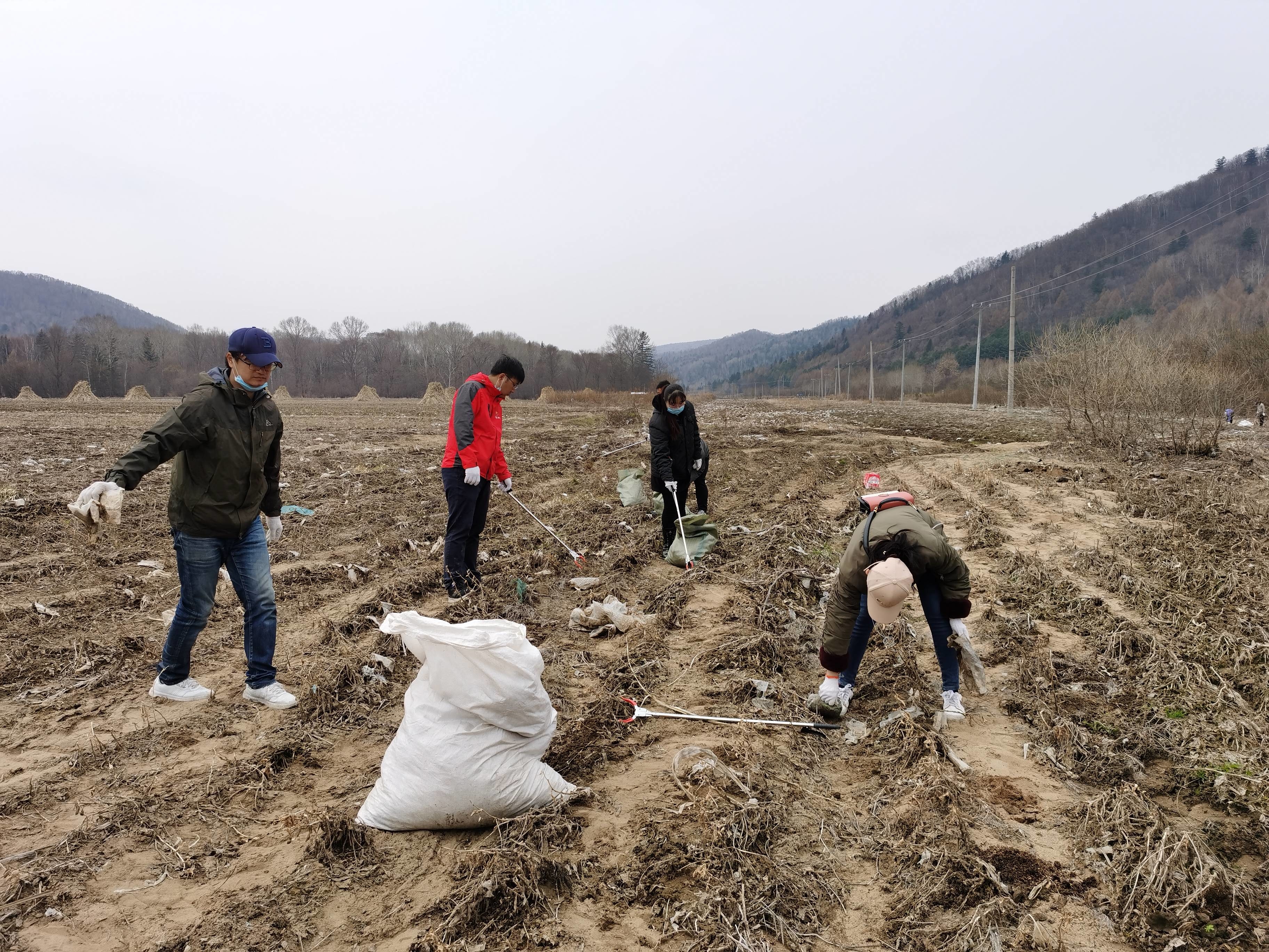 县融媒体中心帮助包保村清理卫生