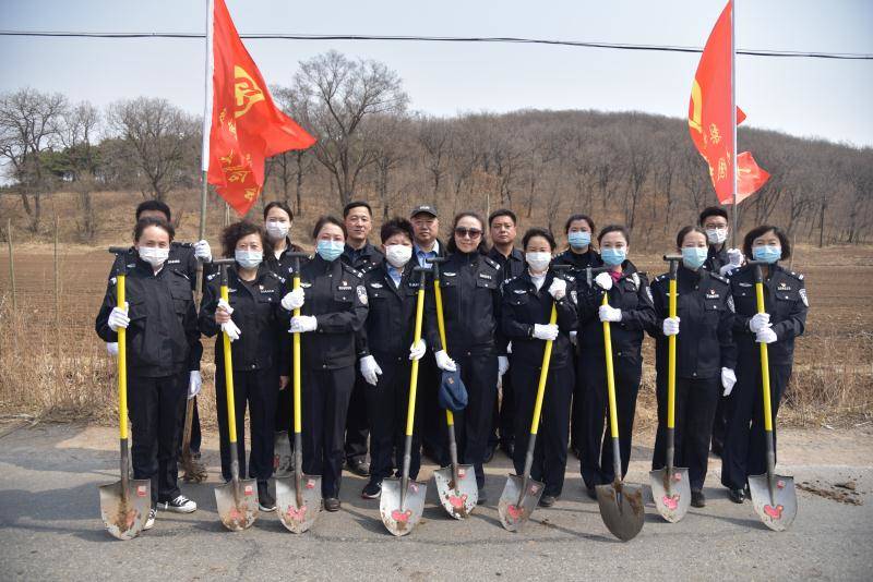 梨树县妇联组织女警察进行植树造林活动