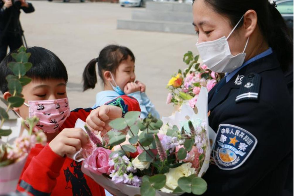 吉林延吉边检：警娃进警营 别样母亲节