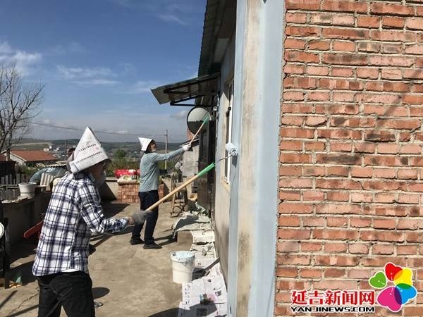 东兴村贫困户房屋换新装