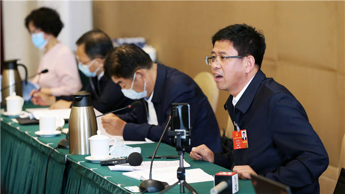 吉林省代表团分组审议“两高”报告 巴音朝鲁景俊海参加审议