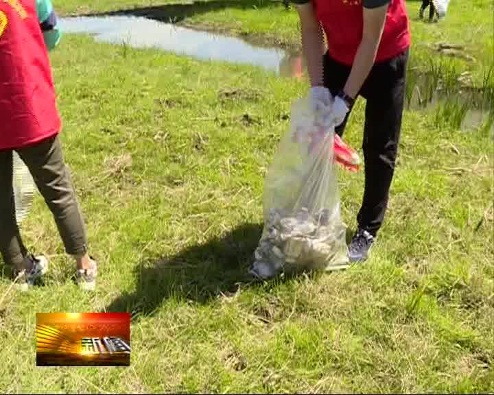 哈拉毛都镇组织志愿者清理河道垃圾 守护绿水青山