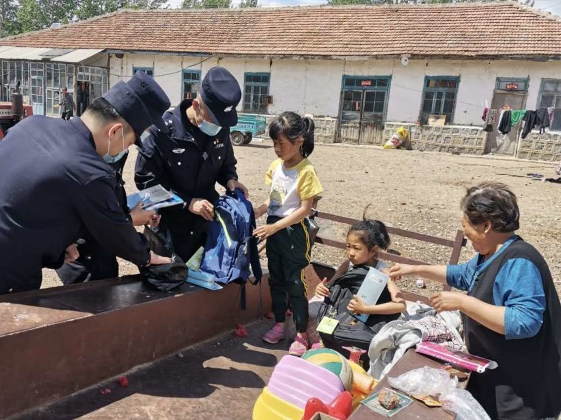 【部门动态】民警“六一”入辖区助民扶幼暖人心