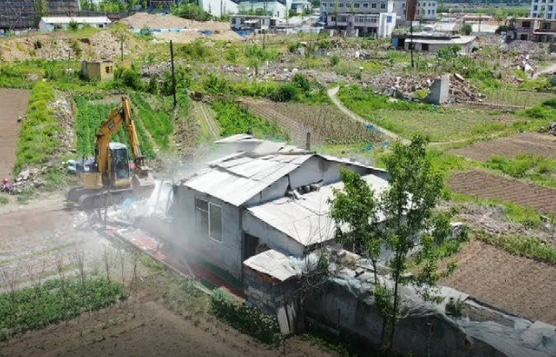 集安市对棚户区改造工程中拒不交出土地的两户居民房屋依法强制执行