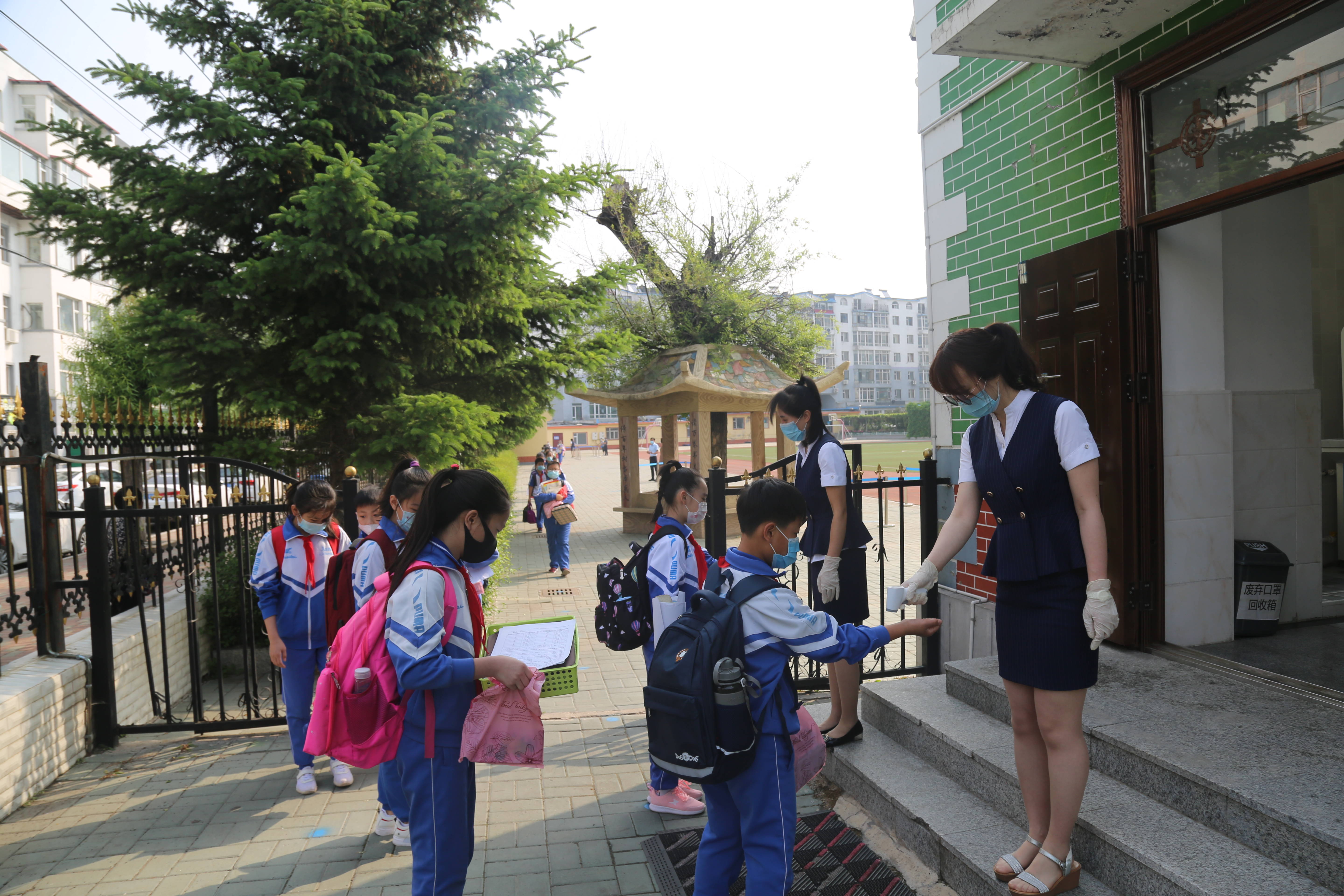 【开学啦】菁菁校园起绿意，浓浓师爱伴生归——龙井市安民小学清晨复学纪实