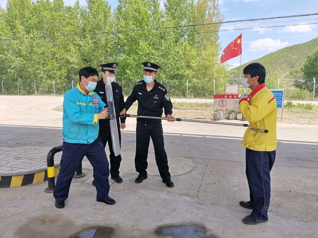 【部门动态】钢叉盾牌上阵 民警现场教学