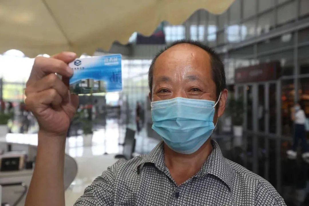 图书馆留言大叔重新办回读者证！这事还惊动了人社部…