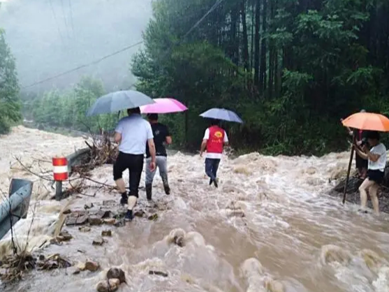 往年“哗啦啦”，今年“轰隆隆”，南方暴雨为何这么猛？