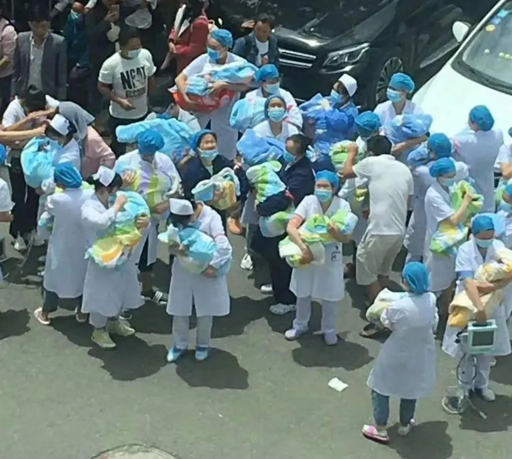 地震来了，他们一人一个娃