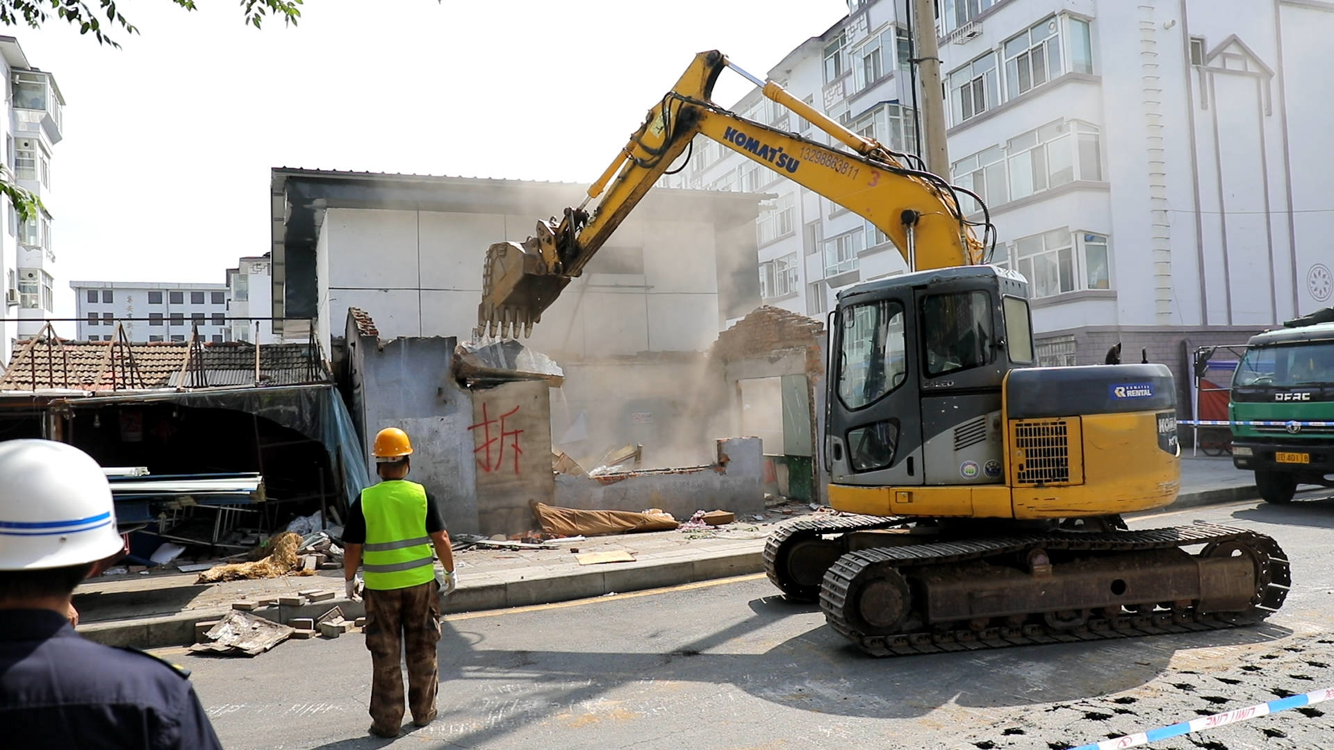 集安市开展老旧小区违法建筑和历史遗留建筑物、构筑物拆除专项行动