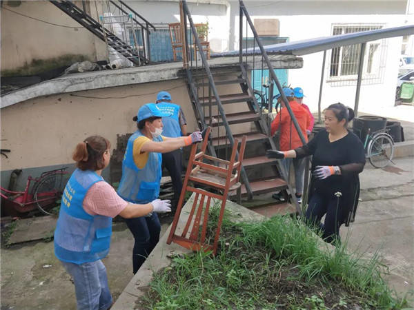 白桦社区“蓝马甲”志愿者清理卫生死角