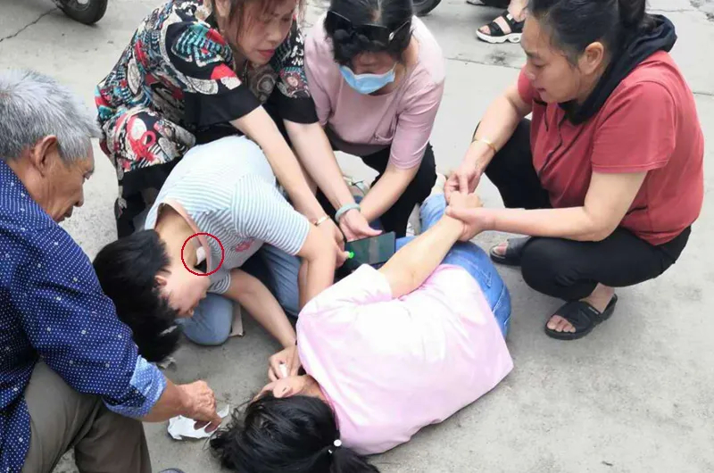 她拖着伤腿，跪地救人近20分钟……