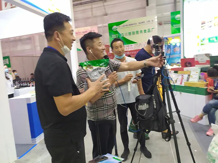 借助直播“网红“推销，新农人“吆喝”好产品