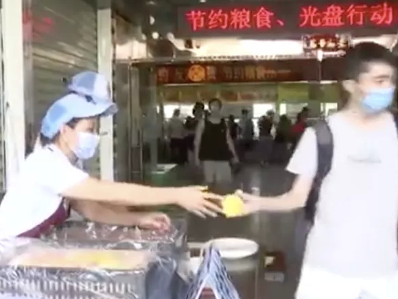 高校食堂光盘可送水果！网友：全国推广！